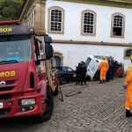 Vídeo: Fiat Strada em alta velocidade bate em Kombi estacionada em Ouro Preto