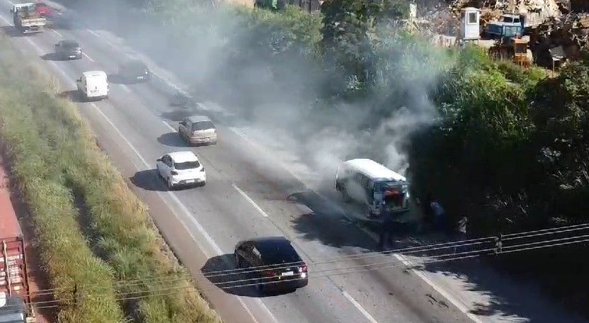Kombi pega fogo na BR-040 na Grande BH e complica trânsito no sentido Sete Lagoas (MG)