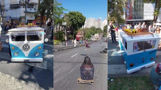 Entre os carrinhos, uma Kombi azul virou xodó da criançada e dos adultos