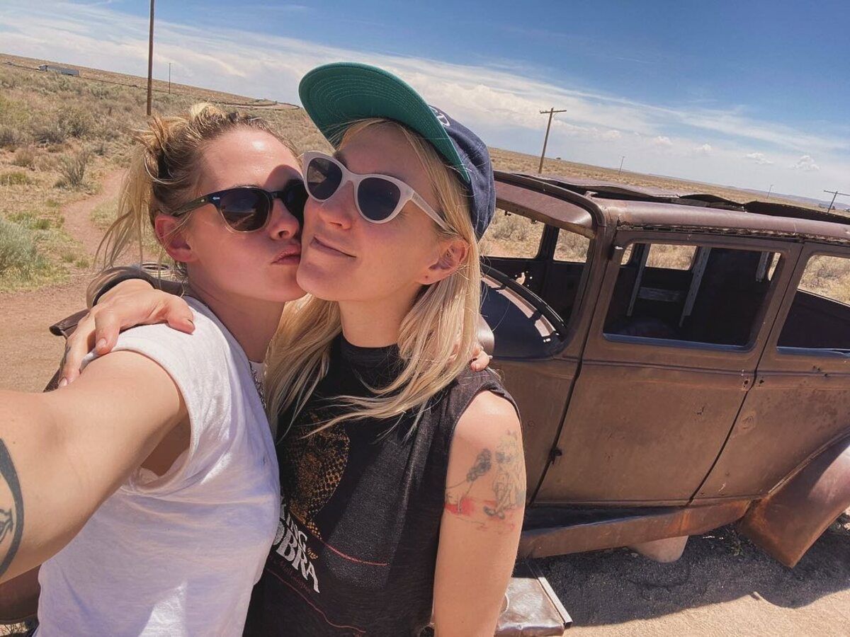 Esposa de Kristen Stewart, de 'Crepúsculo', revela fotos do casamento; veja