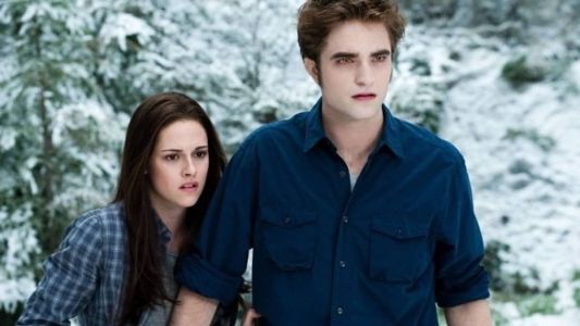 Kristen Stewart e Robert Pattinson no papel de Bella Swan e Edward Cullen