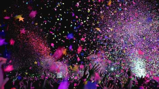 Na Praça do Centenário, a folia começa às 14h com companhias de dança e bandas de marchinha, encerrando com cortesios diários às 19h.