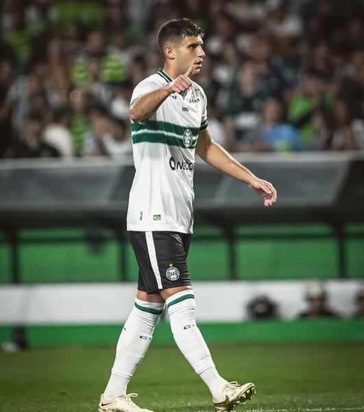 Vasco avança em negócio e zagueiro do Coritiba deve ser o primeiro reforço