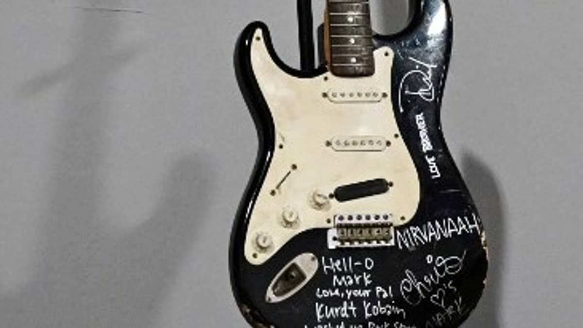 Guitarra quebrada e autografada por Kurt Cobain é vendida por quase R$ 3 milhões