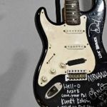 Guitarra quebrada e autografada por Kurt Cobain é vendida por quase R$ 3 milhões