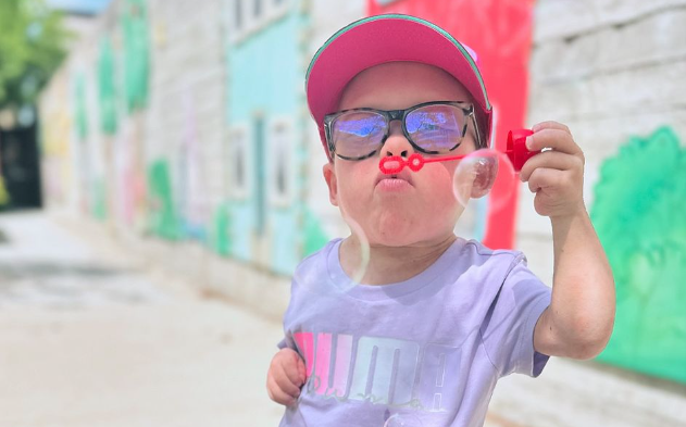 Influenciadora com doença rara, que passou por mais de 30 cirurgias, morre aos 10 anos