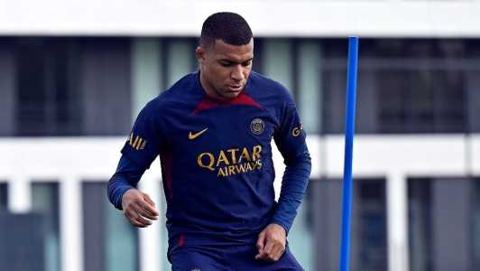 Kylian Mbappé durante treino pelo PSG em setembro de 2023