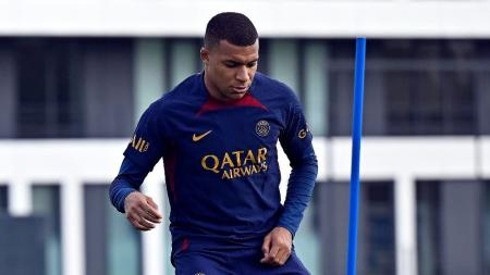 Kylian Mbappé durante treino pelo PSG em setembro de 2023