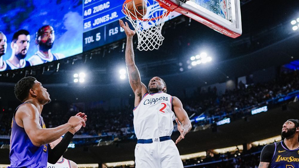 LeBron James tem duplo-duplo, mas Lakers perdem para os Clippers na NBA