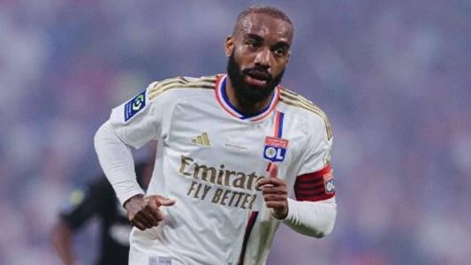 Lacazette é titular e capitão do Lyon