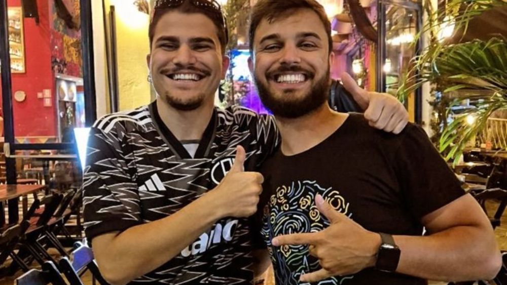 Influenciador posa com nova camisa do Atlético, que exibe patrocínio 'diferente'