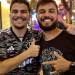 Influenciador posa com nova camisa do Atlético, que exibe patrocínio 'diferente'