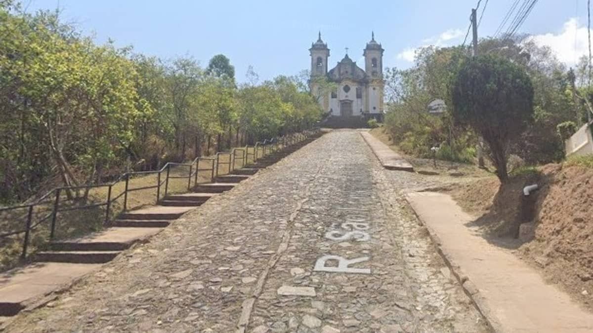 Ladeira de acesso à Igreja São Francisco de Paula passa por manutenção 