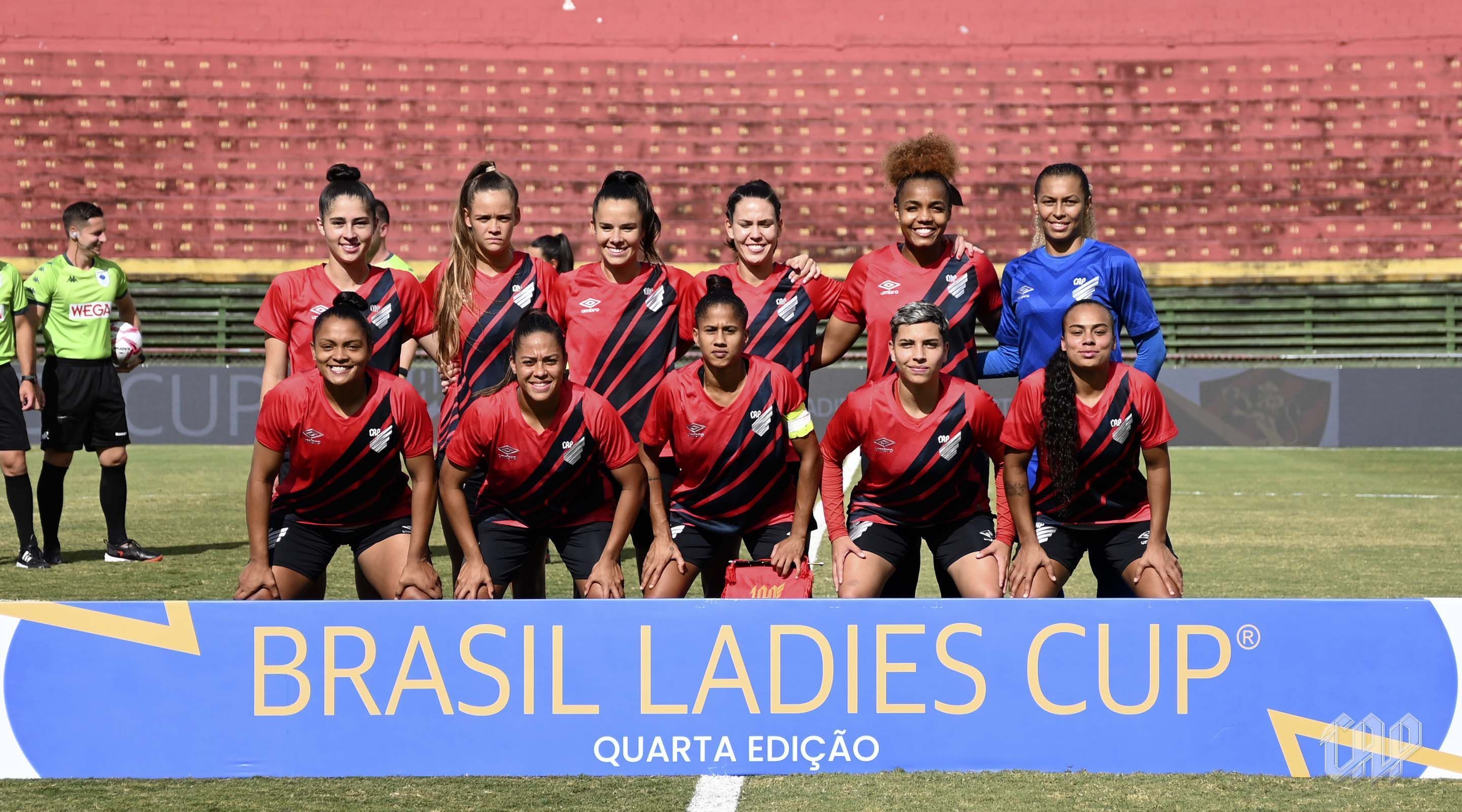 Após rebaixamento no masculino, Athletico-PR pode extinguir time feminino