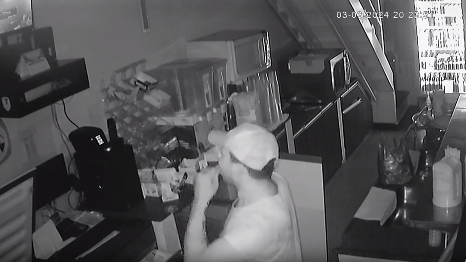 Vídeo: ladrão invade lanchonete, masca chiclete, se olha na câmera e furta moedas