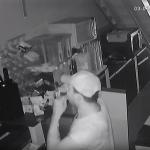 Vídeo: ladrão invade lanchonete, masca chiclete, se olha na câmera e furta moedas