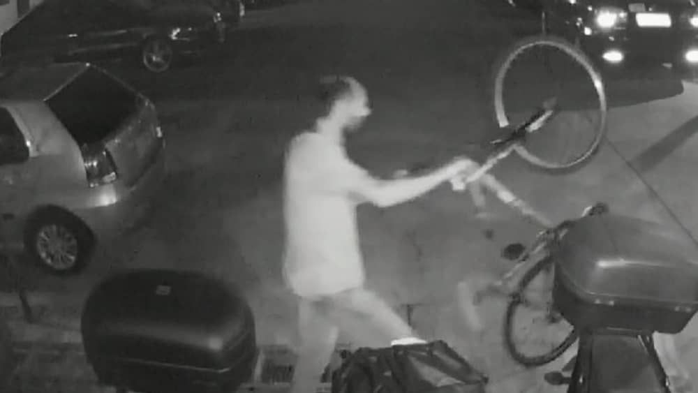 Vídeo: bicicleta é furtada de garagem de prédio de BH pela segunda vez 