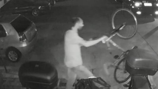 Ladrão furta bicicleta tranquilamente