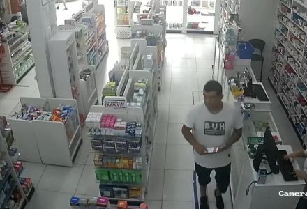 Suspeito chega aos locais em uma Mercedes
