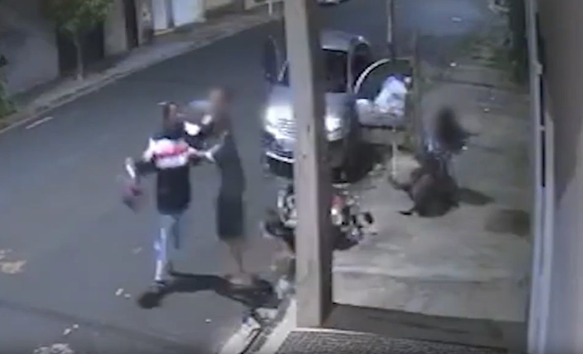 Vídeo: com direito a voadora, casal enfrenta ladrões e evita roubo de carro em MG