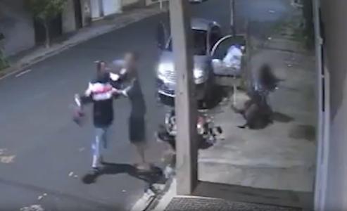 Foto mostra casal enfrentando ladrão em Uberlândia (MG)
