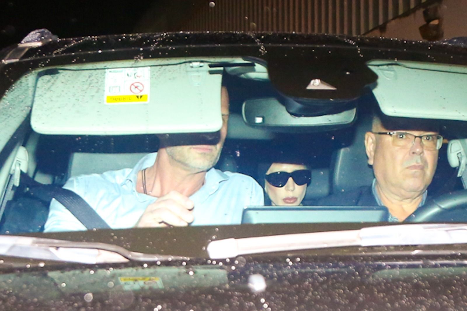 Lady Gaga chega  ao Rio e manda apagar luzes do Galeão para entrar em carro