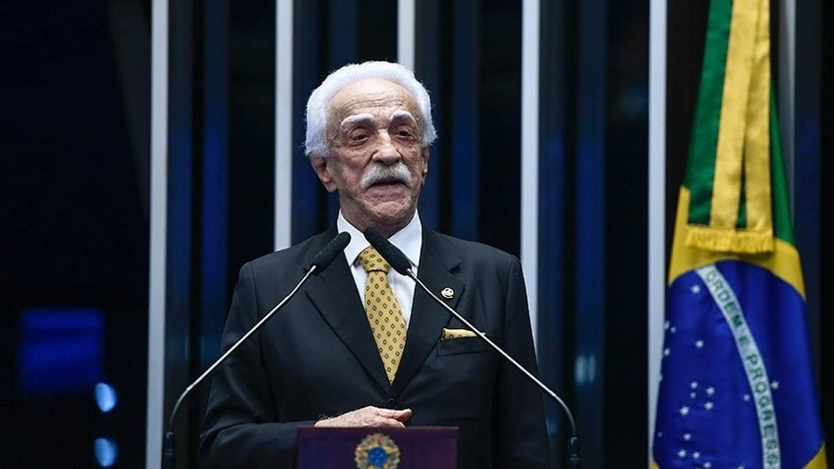 Aos 83 anos, Lael Varella toma posse como senador para mandato de 21 dias