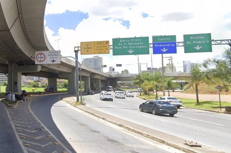 Vídeo mostra motociclista de 69 anos que fugiu de blitz caindo de viaduto em BH
