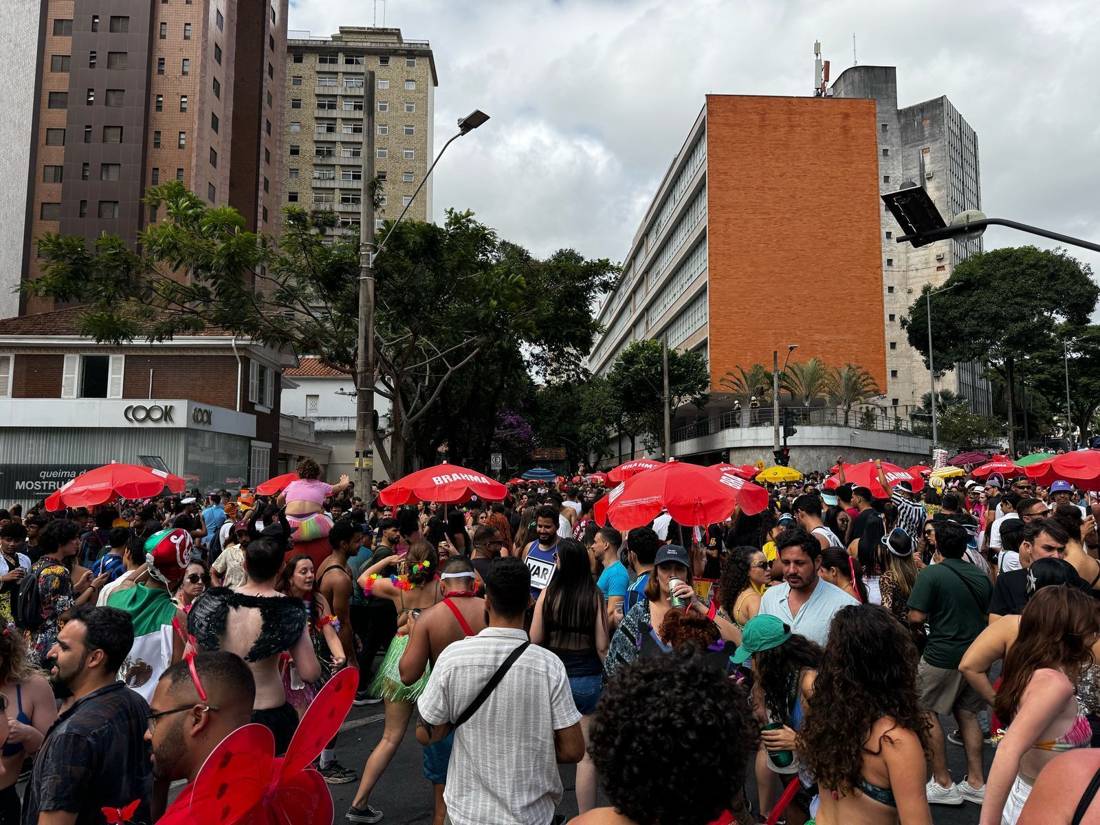 Carnaval 2025: veja fotos do Bloco Lagum, que desfilou lotado e teve 'beijaço'
