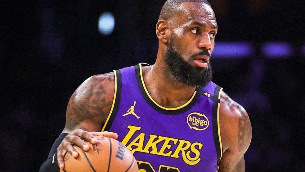 LeBron James tem triplo-duplo, iguala Karl Malone e lidera vitória dos Lakers na NBA