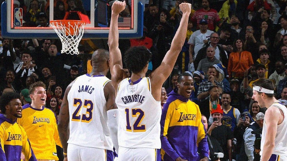 Lakers vencem jogo dramático contra os Warriors, e Sixers surpreendem no Natal