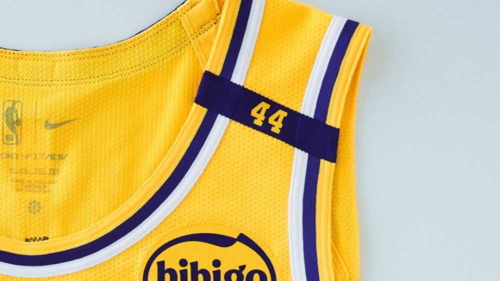 Los Angeles Lakers muda uniforme em homenagem a lenda da NBA