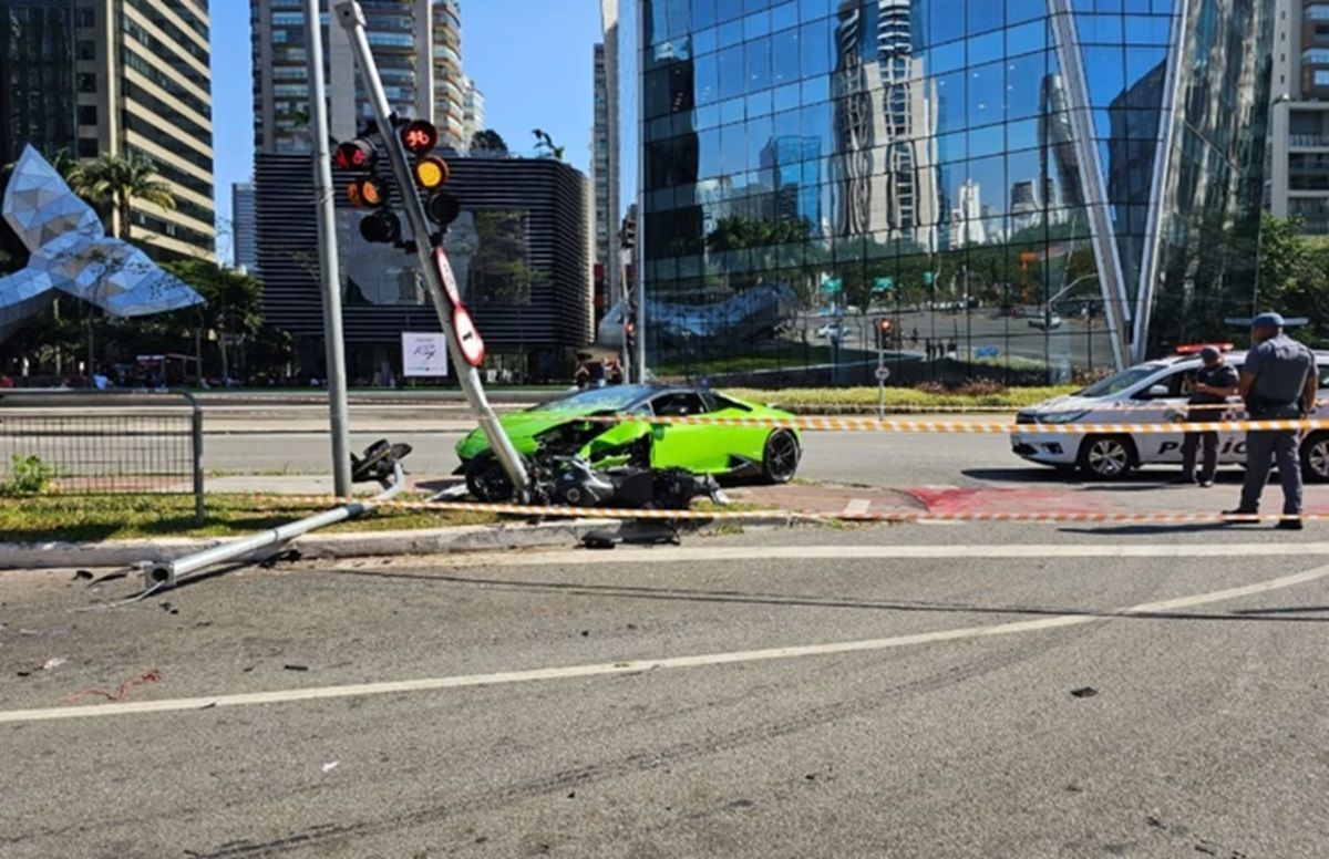 Homem bate Lamborghini em avenida de SP ao perseguir ladrão que roubou relógio