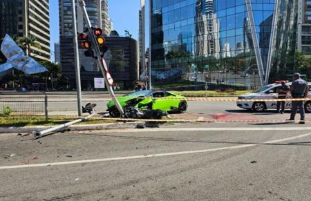 Foto mostra Lamborghini danificada após acidente na Avenida Brigadeiro Faria Lima