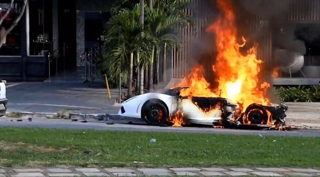Vídeo: Lamborghini milionária fica destruída depois de pegar fogo em Goiânia