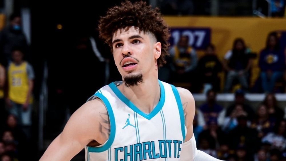 LaMelo Ball tem atuação decisiva, e Hornets vencem Lakers na volta da NBA