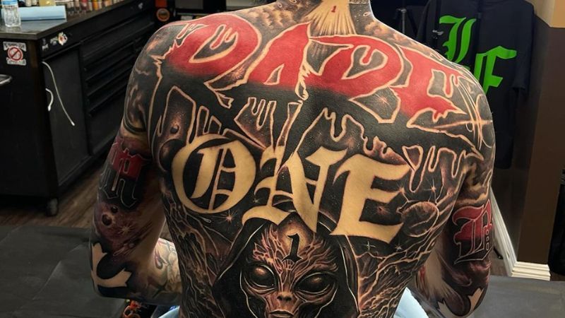 Estrela da NBA faz tatuagem 'gigante' com ajuda de seis tatuadores