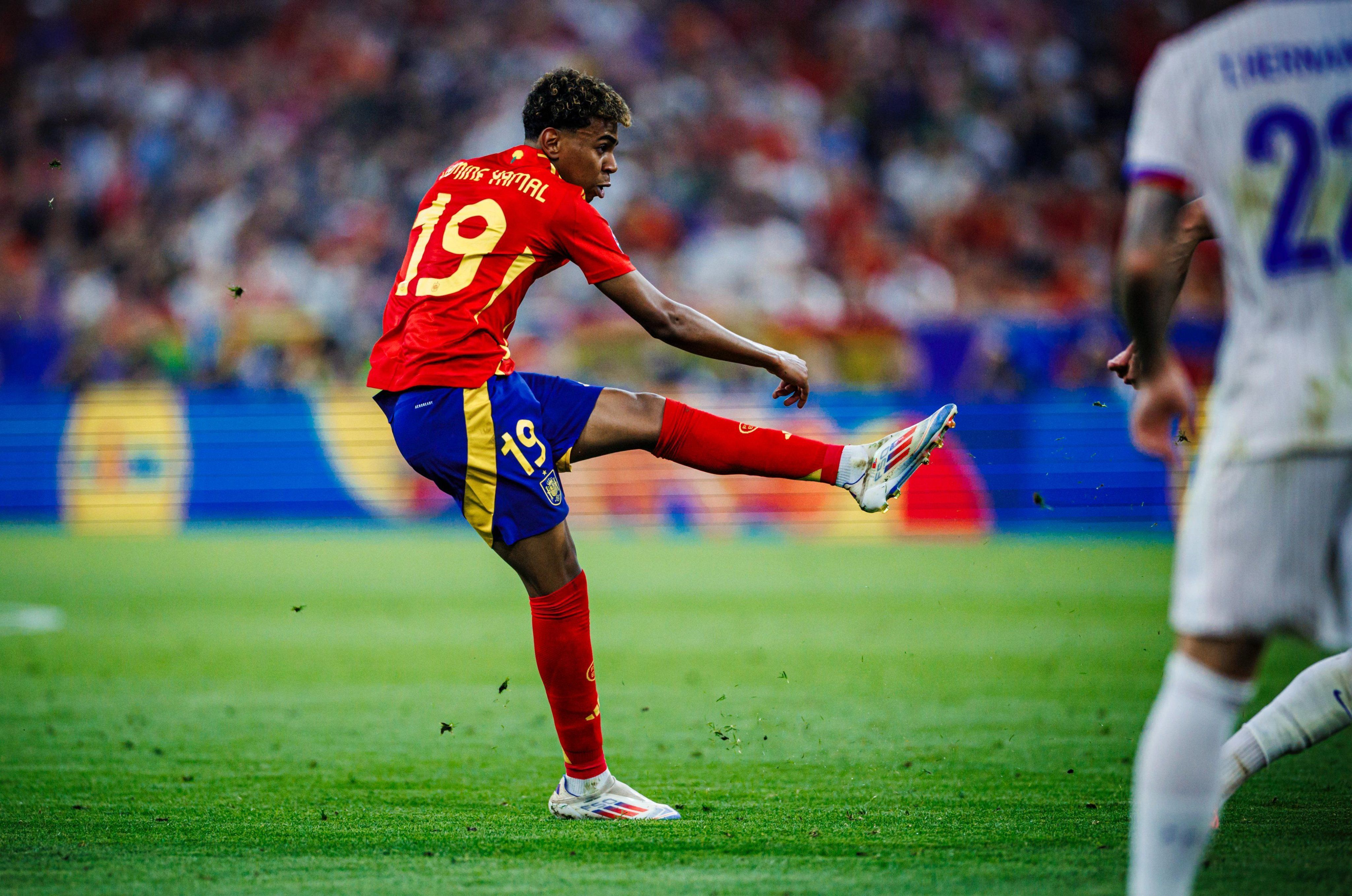Yamal, da Espanha, se torna o jogador mais novo a marcar gol na Eurocopa