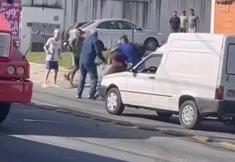 Suspeito foi detido por populares até a chegada da PM