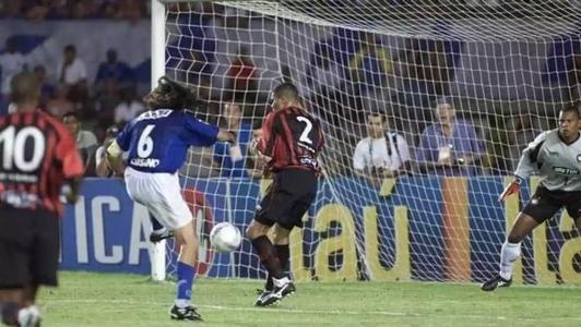 Lance do gol de Sorín sobre o Athletico-PR no jogo de volta da final da Copa Sul-Minas de 2002