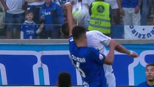 Lance em que a bola bate no braço esquerdo de Lucas Oliveira, dentro da área