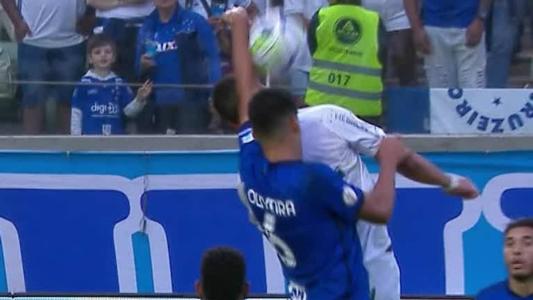 Lance em que a bola bate no braço esquerdo de Lucas Oliveira, dentro da área