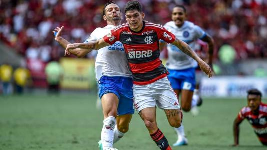 Lance envolvendo Ayrton Lucas foi uma das revisões acertadas pela equipe de arbitragem em Flamengo x Bahia
