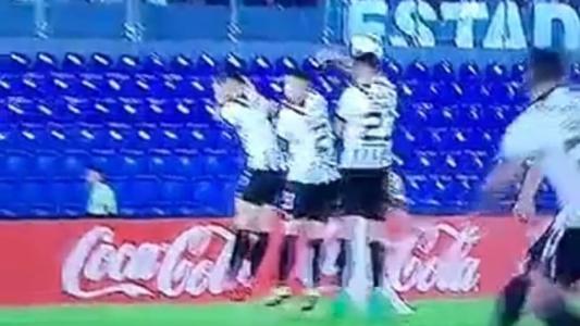 Lance polêmico em cobrança de falta motivou reclamações por parte do Atlético