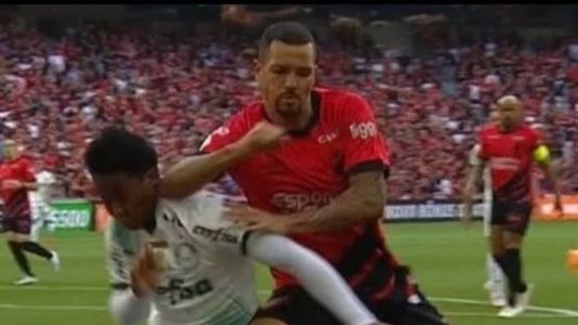 Lance que o Palmeiras reclama: cotovelada em Endrick que não virou expulsçao