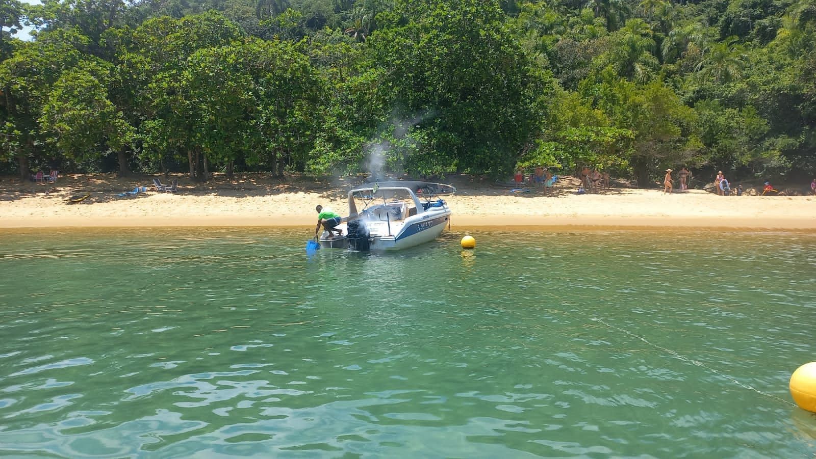 Família com duas crianças é salva de incêndio em lancha, em Ubatuba (SP)
