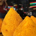 Coxinha é a melhor comida do mundo? Lanchonete de BH faz sucesso com salgado de meio quilo