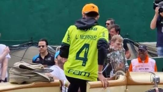 Lando Norris chegou a Interlagos com camisa do Palmeiras