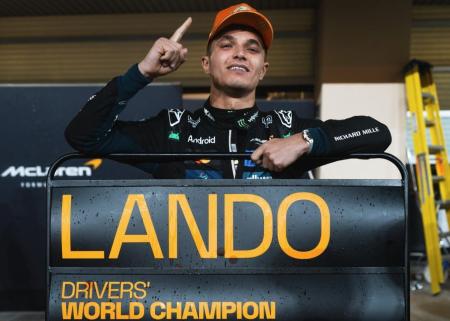 Lando Norris com placa de campeão mundial de Fórmula 1 em 2025