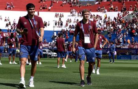 Jogadores do Lanús em reconhecimento do ueno Defensores del Chaco para final da Sul-Americana de 2025
